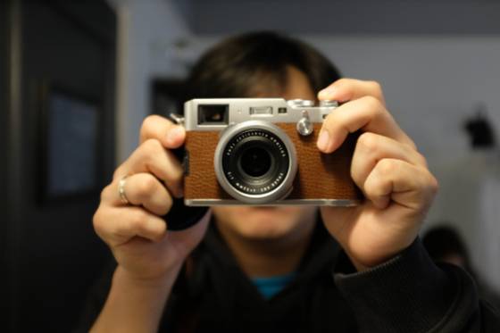 후지필름의 미러리스 카메라(렌즈 고정식) 파인픽스 X100F. 보급형 DSLR이 보여주는 성능보다 뛰어난 성능이 특징이다. 한손에 잡을 수 있을 정도로 크기가 작다. /김범수 기자