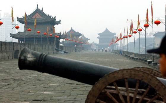 두보가 겪었던 전쟁, 안사지란(安史之亂)의 주요 현장이었던 시안의 명나라 때 성곽 모습.  [중앙포토]