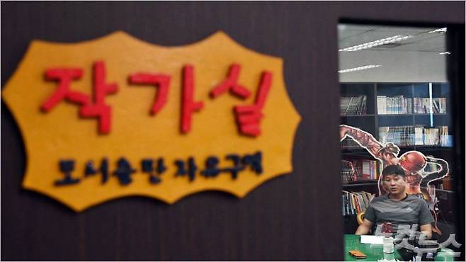'트레이싱' 논란이 인 웹툰 ‘고교생활기록부’ 만화가 김성모 씨가 10일 오후 경기도 부천 자신의 화실에서 CBS노컷뉴스와 인터뷰를 갖고 있다. (사진=황진환 기자)