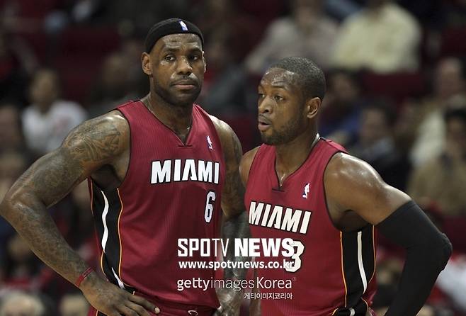 ▲ 마이애미 히트에서 드웨인 웨이드와 뭉친 르브론 제임스(왼쪽)는 2번의 NBA 파이널 우승컵을 들어올렸다.