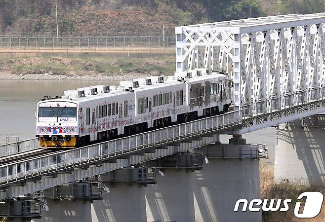 28일 경기 파주시 임진강역에서 출발한 경의선 DMZ 평화열차가 도라산역으로 향하고 있다. 2018.4.28/뉴스1 © News1 송원영 기자