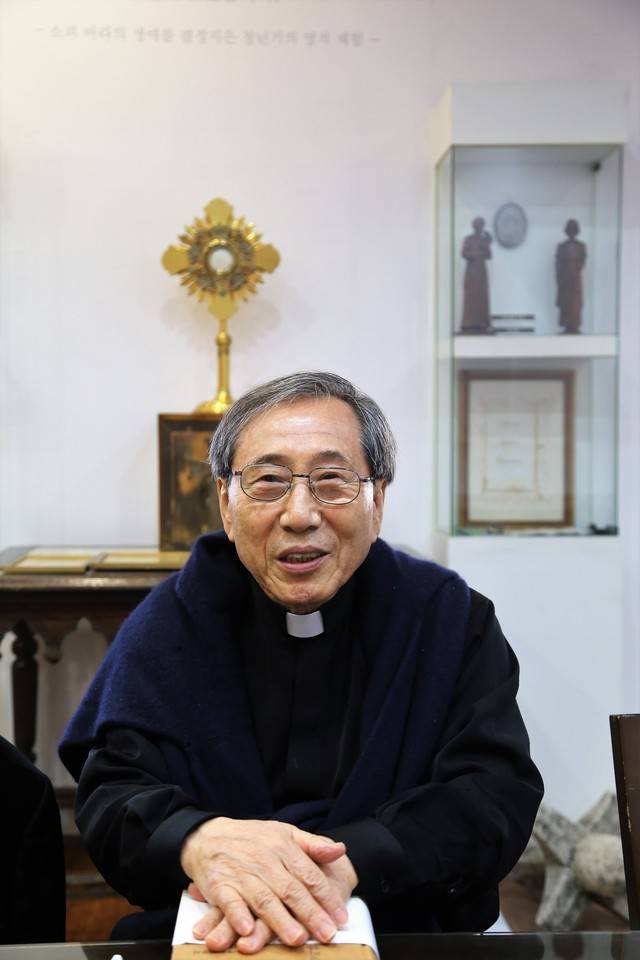 함세웅 신부가 지난 12일 서울 원효로 성심수녀원 기념관에서 최근 자신이 펴낸 회고 대담집인 <이 땅에 정의를>에 손을 얹고 <한겨레>와 인터뷰를 하고 있다.  김종철 선임기자 phillkim@hani.co.kr