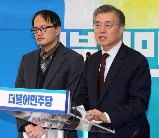 문재인 대통령이 더불어민주당 대표를 맡았던 2016년 박주민 전 민변 사무차장 영입 기자회견을 하고 있다. [중앙포토]