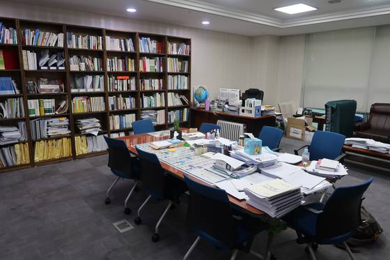 박주민 의원실 모습. 책상 위에 입법 자료와 책이 쌓여 있다. 윤성민 기자