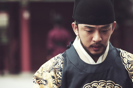영화 '사도'의 세자(유아인). 영화는 왕실에서 벌어진 비극적 사건을 콤플렉스와 트라우마, 강박관념에 시달리는 인믈의 드라마로 풀었다.  [사진=쇼박스]