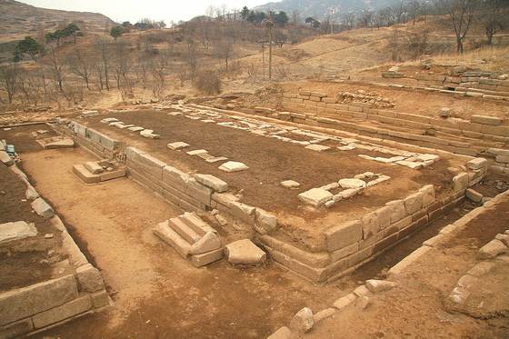 개성 만월대 출토 현장. 470여년간 고려의 희로애락을 지켜본 궁궐이지만 조선 건국 후 한양에 수도를 내준 뒤엔 급격히 쇠락했다. 지금은 터와 주춧돌 정도만 남아 옛 영화를 짐작하게 한다. [연합뉴스]