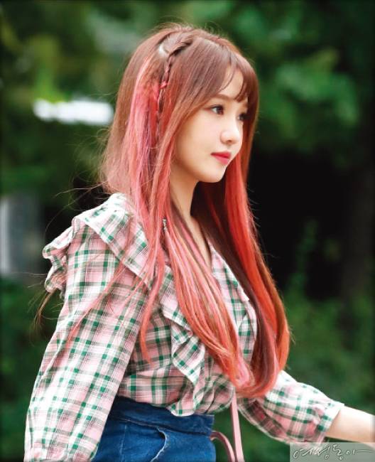 프로미스나인 노지선의 레드핑크 헤어.