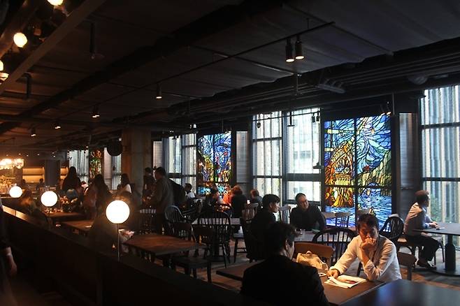 팬들이 쉴 수 있는 공간 카페 빌지워터(사진)는 게임 내 도시를 모티브로 삼았다.