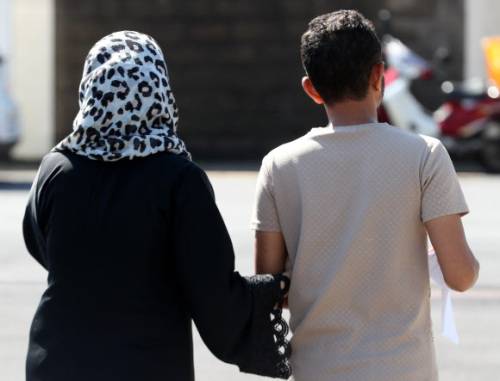 예멘인 난민신청자들이 14일 오전 제주시 용담동 제주출입국·외국인청에서 1년 간의 인도적 체류 허가를 받고 청사를 나서고 있다. 연합뉴스