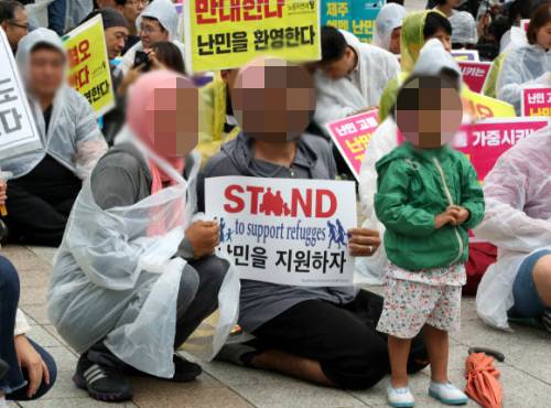 16일 오후 서울 종로구 보신각 앞에서 국제앰네스티 한국지부, 난민인권센터, 경기이주공대위 등이 주최한 `난민과 함께하는 행동의 날` 행사에서 난민 상황에 놓인 이집트인들이 난민 혐오에 반대하며 지원을 호소하고 있다. 연합뉴스