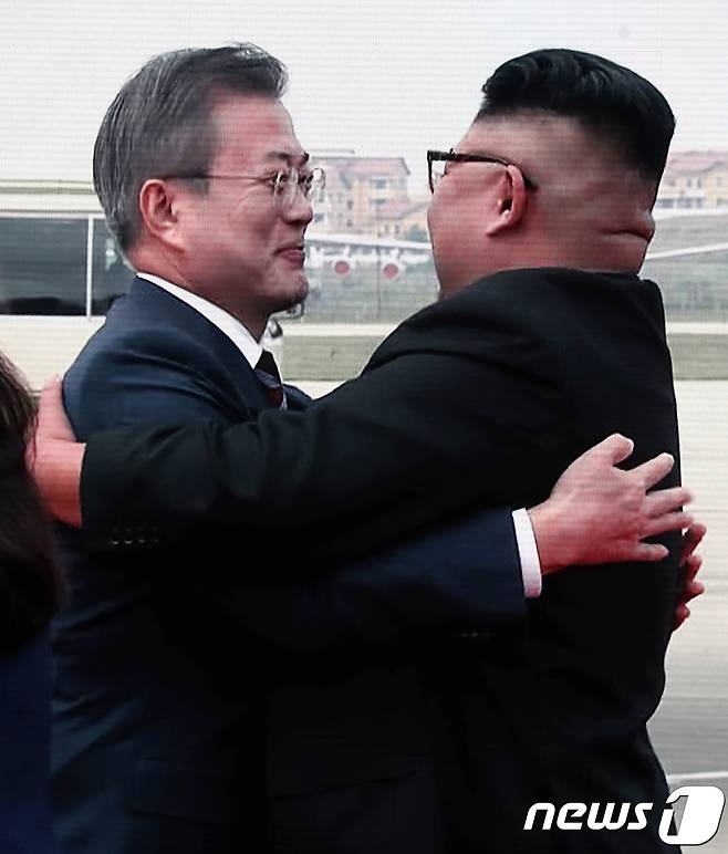 18일 오전 문재인 대통령 내외가 평양 순안공항에 도착해 북한 김정은 위원장 내외의 영접을 받는 모습이 서울 중구 동대문디자인플라자에 마련된 메인프레스센터에 문재인 대통령과 생중계 되고 있다. 2018.9.18/뉴스1 © News1 송원영 기자
