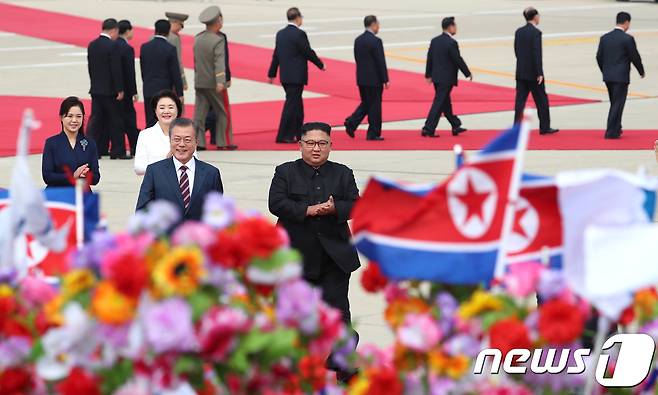 3차 남북정상회담을 위해 18일 오전 평양 순안공항에 도착한 문재인 대통령과 김정숙 여사가 공식환영식에서 김정은 국무위원장, 리설주 여사와 함께 평양시민들의 환영을 받고 있다.2018.9.18/뉴스1 © News1 평양사진공동취재단