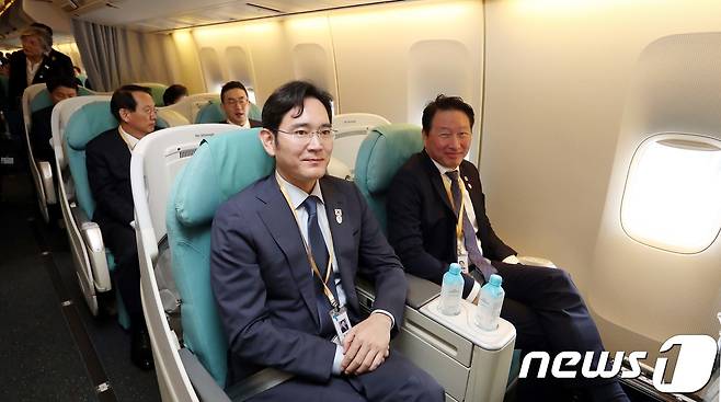 18일 오전 경기도 성남 서울공항에서 2018 평양 남북정상회담 특별수행원 자격으로 평양을 방문하는 이재용 삼성전자 부회장(왼쪽)과 최태원 SK회장이 공군1호기에 탑승해 나란히 앉아 있다. 2018.9.18/뉴스1 © News1 평양사진공동취재단