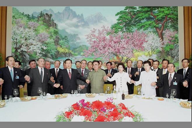 정상회담 참석자들이 환송만찬석상에서 손을 잡고 '우리의 소원'을 합창하고 있다. [중앙포토]