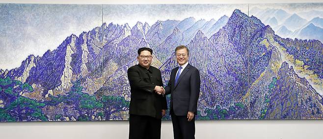 문재인 대통령과 북한 김정은 국무위원장이 27일 오전 판문점 평화의 집에서 열린 남북정상회담에 앞서 금강산 그림을 배경으로 기념촬영을 하고 있다. [중앙포토]