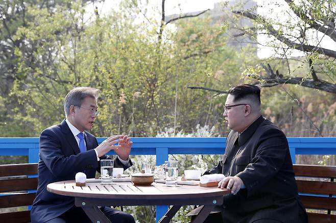문재인 대통령과 북한 김정은 국무위원장이 27일 오후 판문점 도보다리에서 대화하고 있다. [중앙포토]