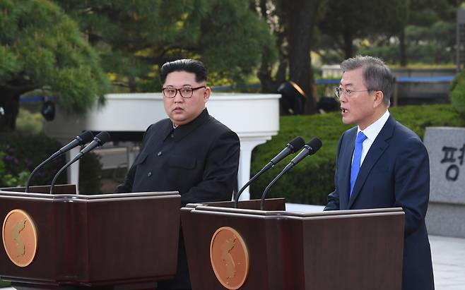 2018 남북정상회담이 열린 27일 경기도 파주시 판문점 평화의집 앞에서 문재인 대통령과 김정은 국무위원장이 '판문점 선언'을 발표하고 있다. [중앙포토]