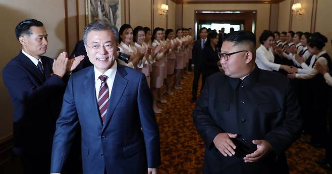 18일 평양 백화원초대소에 도착한 문재인 대통령 내외를 김정은 북한 국무위원장이 환영하고 있다.[평양사진공동취재단]