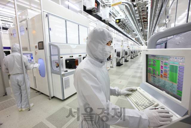 삼성전자의 메모리 반도체 생산라인 모습. /서울경제DB