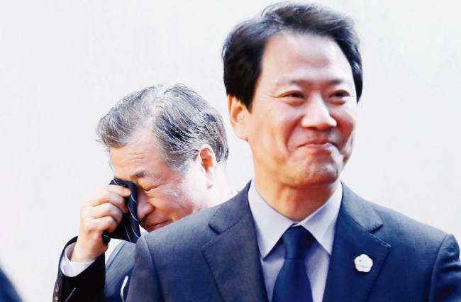 서훈 국정원장(뒤)이 4  ·  27 판문점 남북정상회담을 마친 후 눈물을 훔치고 있다. [동아DB]