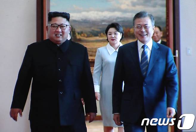 19일 서울 중구 동대문디자인플라자에 마련된 평양 남북정상회담 메인프레스센터에서 평양 백화원 영빈관에서의 문재인 대통령과 김정은 북한 국무위원장이 정상회담을 위해 이동하는 모습이 생중계 되고 있다. 2018.9.19/뉴스1 © News1 송원영 기자