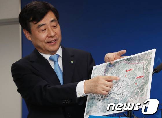 유영균 대전도시공사 사장이 19일 오전 대전시청에서 열린 긴급 기자간담회에서 전날 대전동물원 퓨마 탈출사고 경위를 밝히고 있다. © News1