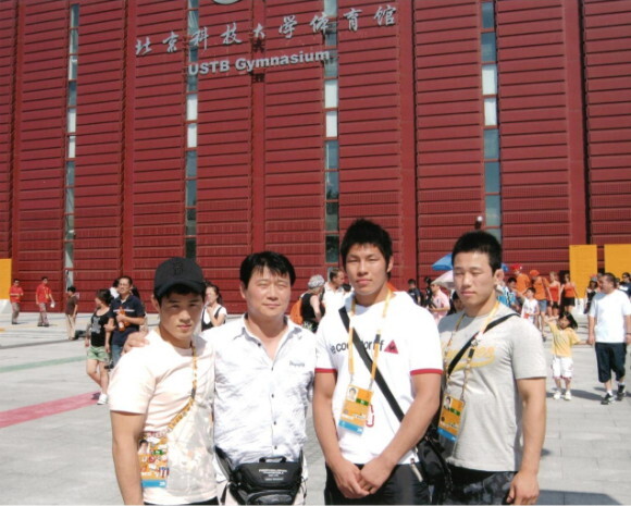 2008 베이징 올림픽 당시 제자 최민호(왼쪽), 김재범(왼쪽에서 세번째) 등과 함께한 이경근 감독