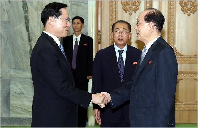 18일 오후 평양 중구역 만수대의사당에서 열린 평양남북정상회담 특별수행원-김영남 최고인민회의 상임위원장 면담에 앞서 김 상임위원장이 송영무 국방부 장관과 인사하고 있다. ⓒ평양사진공동취재단