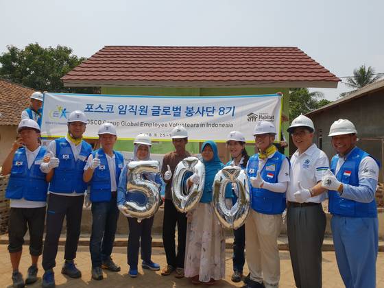 지난달 30일 마스투아(51ㆍ여ㆍMastuah) 가족의 집 앞에서 열린 헌정식. 한국해비타트가 해외에 봉사단을 파견한 건 이번이 500번째다. [사진 해비타트]