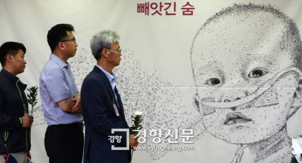 28일 국회 의원회관에서 열린 ‘5주기 가습기살균제 참사 추모식’에 참석한 시민들이 추모 제상에 헌화하기 위해 줄 서 있다./김정근기자