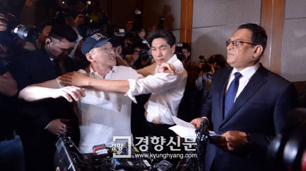 가습기살균제 피해자 사망 사건과 관련해 2일 서울 여의도 콘래드호텔에서 열린  옥시측의 기자회견도중 한 피해자가족이  옥시레킷벤키저 한국법인 아타 샤프달 대표에게 거세게 항의하고 있다.    / 서성일 기자 centing@kyunghyang.com