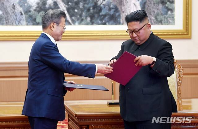 【평양=뉴시스】평양사진공동취재단 박진희 기자 = 문재인 대통령과 김정은 국무위원장이 19일 백화원 영빈관에서 정상회담을 마친 뒤 평양공동선언서에 서명한 뒤 교환하고 있다. 2018.09.19. photo@newsis.com