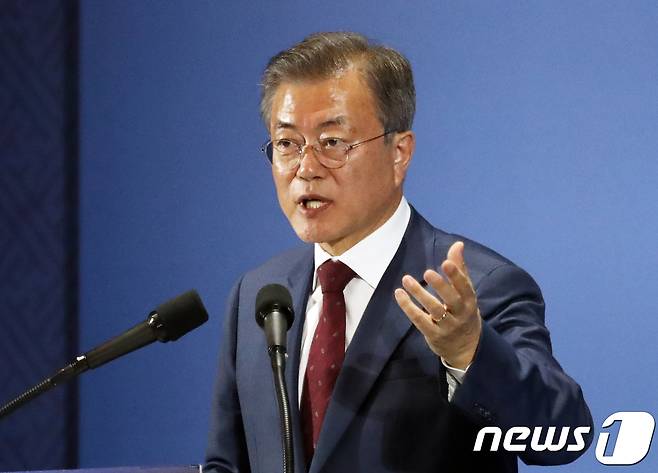 평양남북정상회담을 마치고 돌아온 문재인 대통령이 20일 서울 중구 동대문디자인플라자에 마련된 평양 남북정상회담 프레스센터에서 대국민 보고를 마치고 취재진 질문을 받고 있다. 2018.9.20/뉴스1 © News1 송원영 기자
