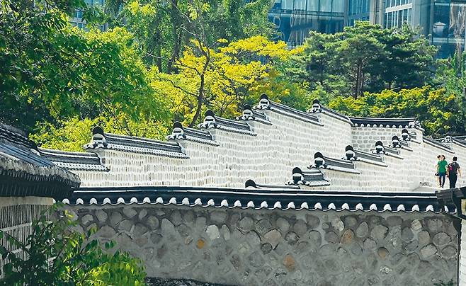 덕수궁 돌담길에서 바라본 ‘고종의 길’은 아직 미완성이다. 일부는 영국대사관 땅이어서 통행이 불가하다. 길은 정비했는데 왜 갈 수 없는지는 알 수 없다. 부디 이 길도 개방되기를 기대한다.