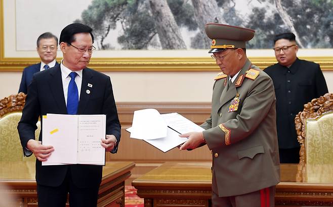 송영무 국방부 장관과 로광철 인민무력상이 군사분야 합의서에 서명한 후 취재진을 향해 들어보이는 과정에서 로광철 인민무력상이 서명된 페이지를 찾지 못해 머뭇되기도 했다. 평양사진공동취재단