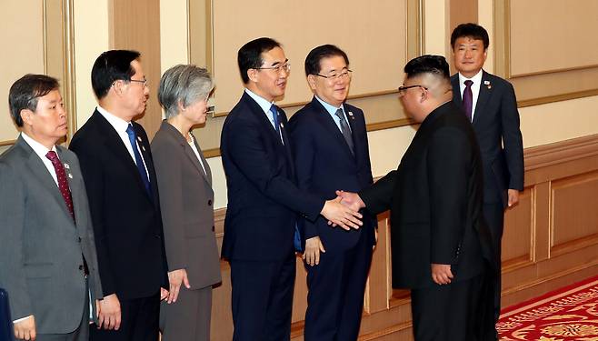 서명을 마친 김정은 위원장이 조명균 통일부 장관과 악수를 나누고 있다. 평양사진공동취재단