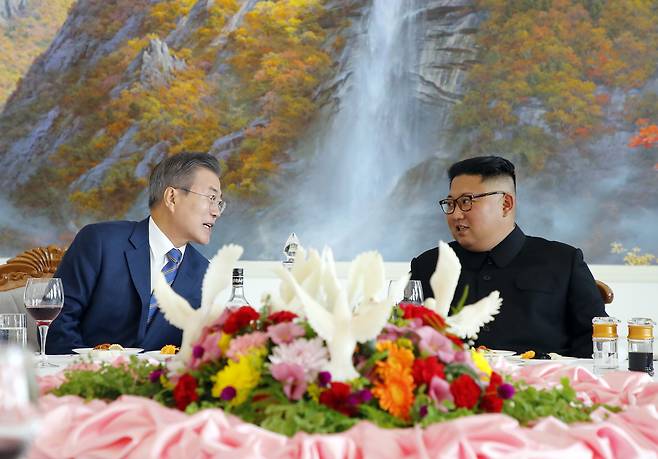 문재인 대통령과 김정은 국무위원장이 19일 오후 평양 옥류관에서 열린 오찬에서 대화하고 있다. 평양사진공동취재단