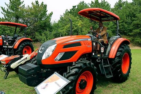 지난 19일 대동공업 창녕훈련원(경남 창녕)에서 열린 앙골라 수출 기념식에서 앙골라 농업부 다비드(David) 기술국장, 메카나그로 감보아(Gamboa) 이사 등이 트랙터를 시운전해보고 있다.