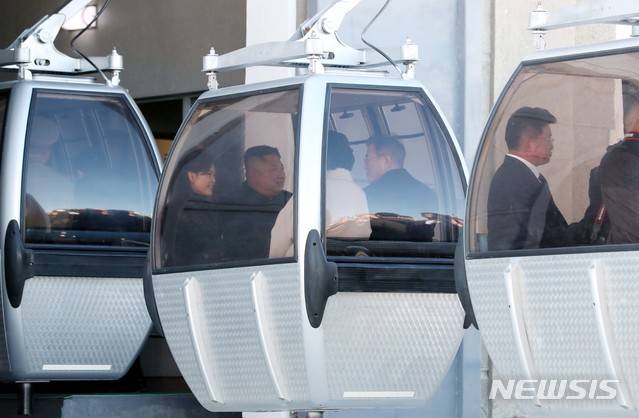 【평양=뉴시스】평양사진공동취재단 박진희 기자 = 평양남북정상회담 3일째인 20일 오전 문재인 대통령 내외와 김정은 국무위원장 내외가 백두산 장군봉을 방문한 후 백두산 천지로 이동하기 위해 케이블카를 타고 있다. 2018.09.20. photo@newsis.com