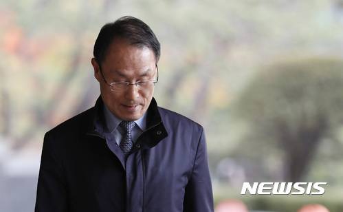 【서울=뉴시스】김진아 기자 = 이헌수 전 국가정보원 기조실장이 지난해 10월24일 오전 서울 서초구 서울중앙지검에 피의자 신분으로 출석하고 있다. 2017.10.24. bluesoda@newsis.com