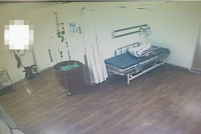 간호조무사의 수술 집도 모습을 복도에서 보고 있는 의사.(사진 = 울산지방경찰청 제공)