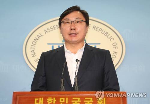 공공임대주택 공급계획 밝히는 이화영 경기 부지사 (서울=연합뉴스) 김현태 기자 = 이화영 경기도 평화부지사가 20일 오전 국회 정론관에서 '경기도 공공임대주택 20만호 공급' 계획을 밝히고 있다.     mtkht@yna.co.kr  (끝)