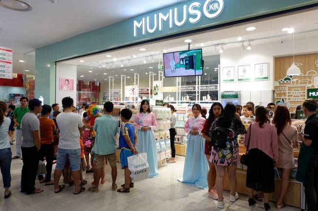 중국의 ‘짝퉁’ 한국 브랜드로 논란을 빚고 있는 무무소. 지난해 11월 롯데마트 남사이공점에 입점했다. 사진은 무무소 오픈 당시 모습. 매장 직원이 한복을 입고 있을 뿐 아니라, 한 손님이 들고 있는 무무소 비닐봉투에도 ‘무무소 코리아’라고 적혀 있어 한국 브랜드로 오해하기 십상이다. [사진=베트남 롯데마트 페이스북 공식계정 갈무리]