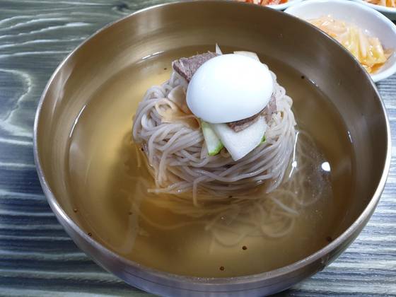 옥류관 출신 윤종철 대표가 운영하는 '동무밥상'의 평양냉면. 송정 기자