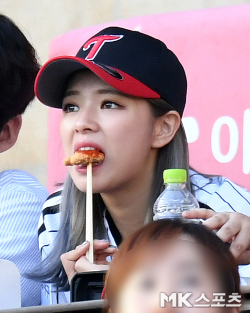 트와이스 정연, 시구 마치고 치킨 먹방까지!