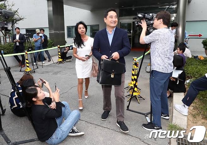 배우 김부선과 변호인 강용석 씨가 14일 오후 경기도 성남시 분당경찰서에서 이재명 경기도지사 여배우 스캔들 의혹 관련 피고발인 신분으로 출석해 조사를 마친 후 나서고 있다. 김 씨는 '이재명 캠프 가짜뉴스대책단'이 지난 6월 공직선거법상 허위사실 공표 혐의로 고발한 사건의 피고발인이자, 바른미래당 측이 이 지사를 고발한 사건의 참고인 신분으로 조사를 받았다. 2018.9.14/뉴스1 © News1 오장환 기자