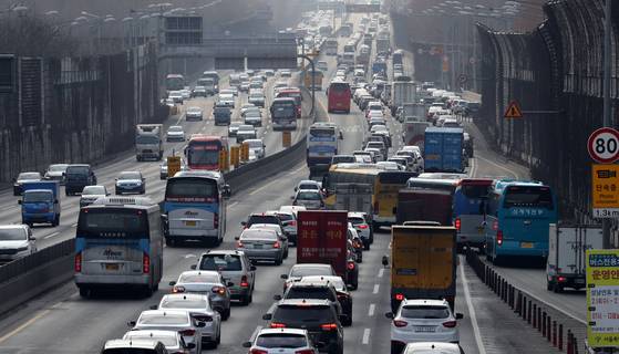 지난 2월 설 연휴를 앞두고 귀성 차량이 몰린 경부고속도로 서울 잠원IC~서초IC 구간. [중앙포토]