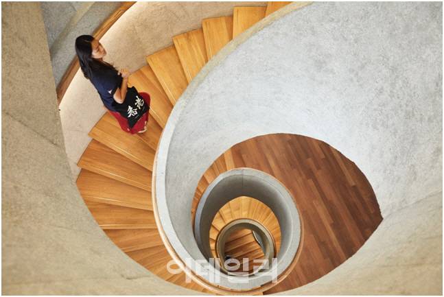 JC컨템포러리 아트 갤러리의 우아한 콘크리트 나선 계단