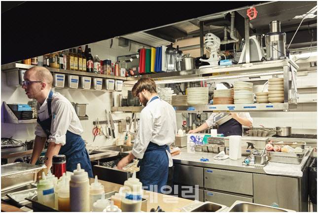 메르세데스 Me에서 미남 셰프들이 바쁘게 오가는 2층 오픈 키친.