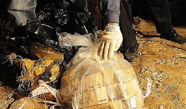 2011년 4월 10일 밤 전북 김제시 금구면 선암리 마늘밭에서 경찰 수색 중 발견된 돈 뭉치./ 뉴시스